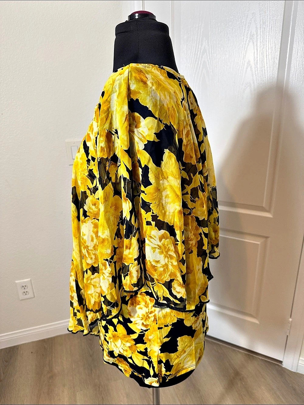 Adele & May Floral Tunic in Yellow & Black Size Large Like New - Picture 3 of 6